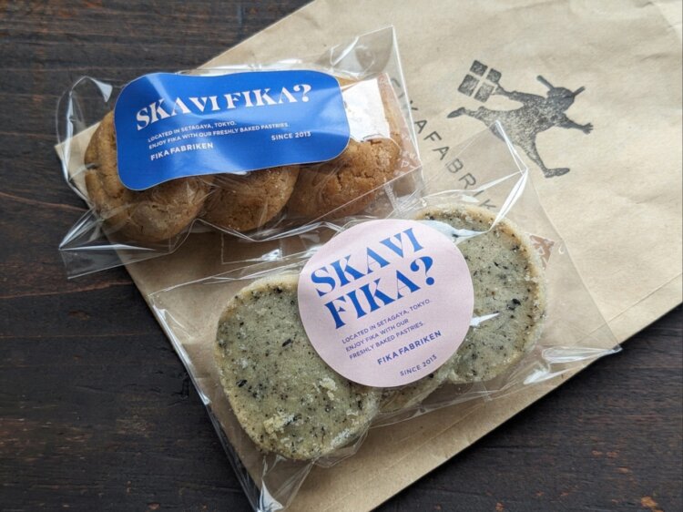 手前から、スウェーデンのクッキー（セーデルブレンド）300円。ピーナッツバタークッキー290円。