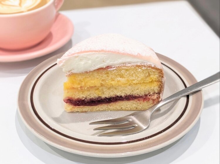 プリンセスケーキ650円。カフェラテ680円。珈琲豆はケーキに合わせて深めの焙煎のものを使用。