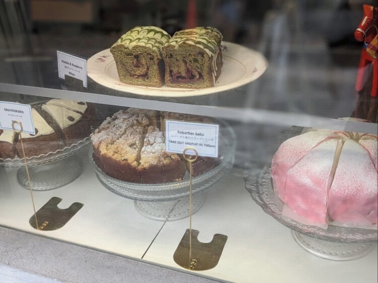 ショーケースには定番をはじめ、期間限定のケーキが並ぶことも。