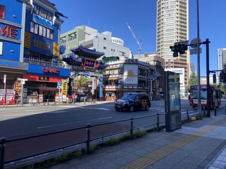 中華街入口からバスで三溪園へ向かう。