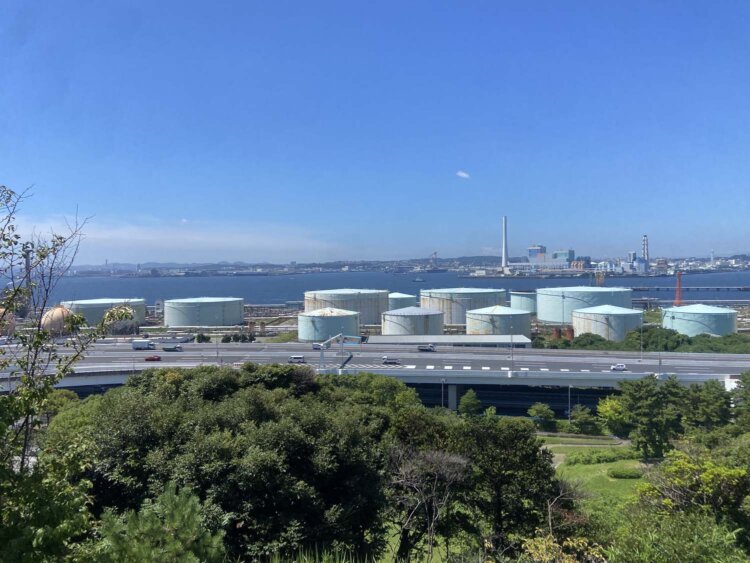 首都高湾岸線とENEOS根岸製油所。