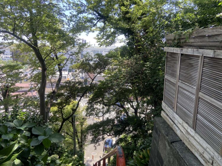 かつてここから根岸湾を眺めることができたとか。