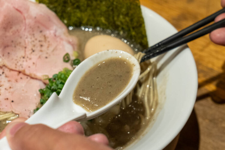とろみのあるスープは、煮干しの味わいがしっかりしながらもまろやか。