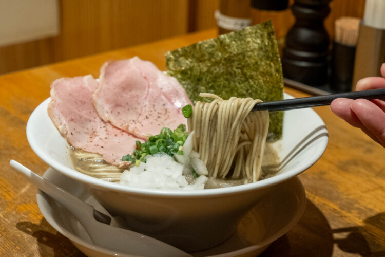 パツパツの低加水麺とスープの一体感も特徴のひとつ。