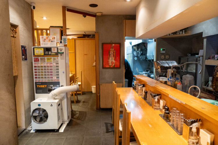 店内はカウンター席6席と奥にテーブル席があって全部で11席。