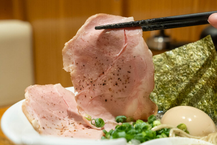 豚の肩ロースを使ったチャーシューは、黒コショウがキリッとした印象。