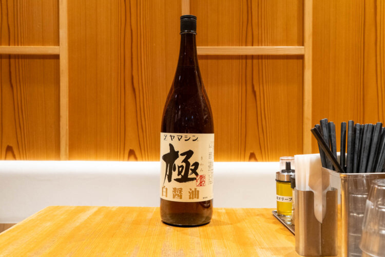 カエシに使っている愛知県『ヤマシン醸造』の白しょうゆ。まろやかな味わいにつながっている。