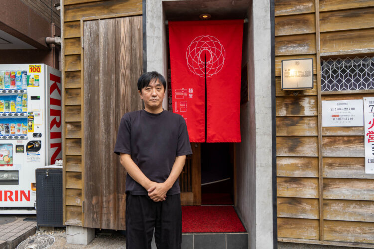 オーナーの松原昭彦さん。福岡県出身で社会人になるまで、豚骨ラーメン以外はほとんど食べたことがなかったそう。