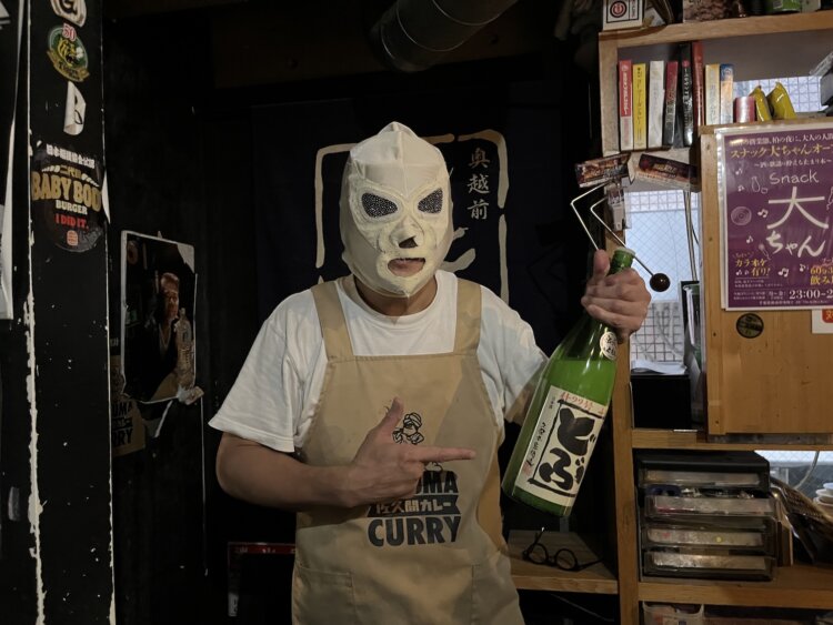 覆面をかぶって「これデス」と、おすすめの1本を差し出してくれた。