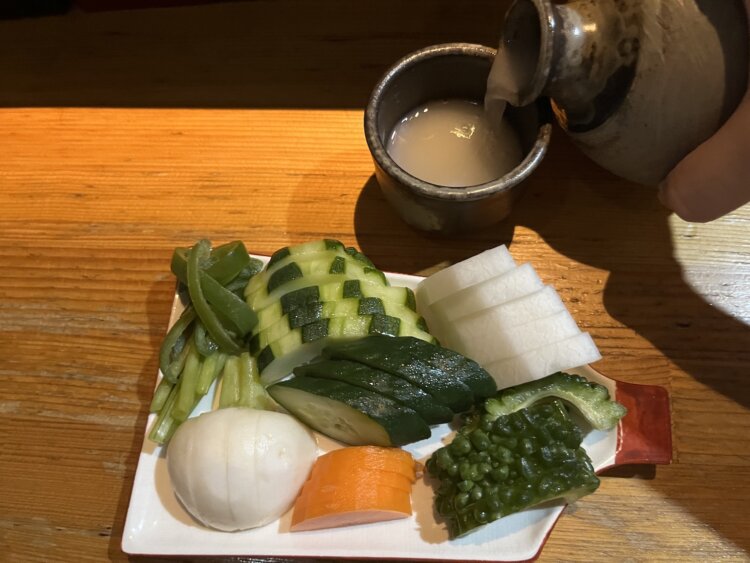 米から生まれた酒と、米ぬかに漬けた野菜。合わないわけがない。