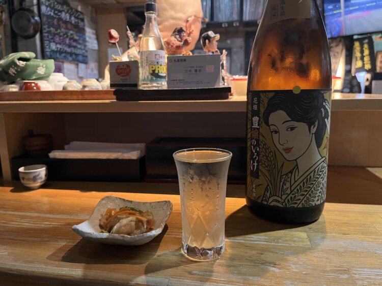 続いて冷酒も。花垣 豊嬢のいろけ１合700円と鶏なんこつ南蛮漬け。