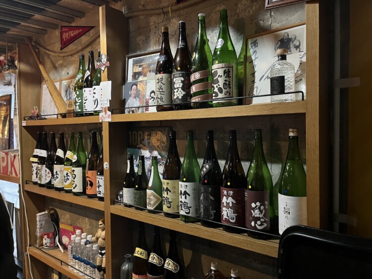 瓶に貼ってあるシールの色で半合あたりの値段　→右記（）挿入（500〜700円）が表示されているが、1合飲めばオール800円という不思議な金額設定。