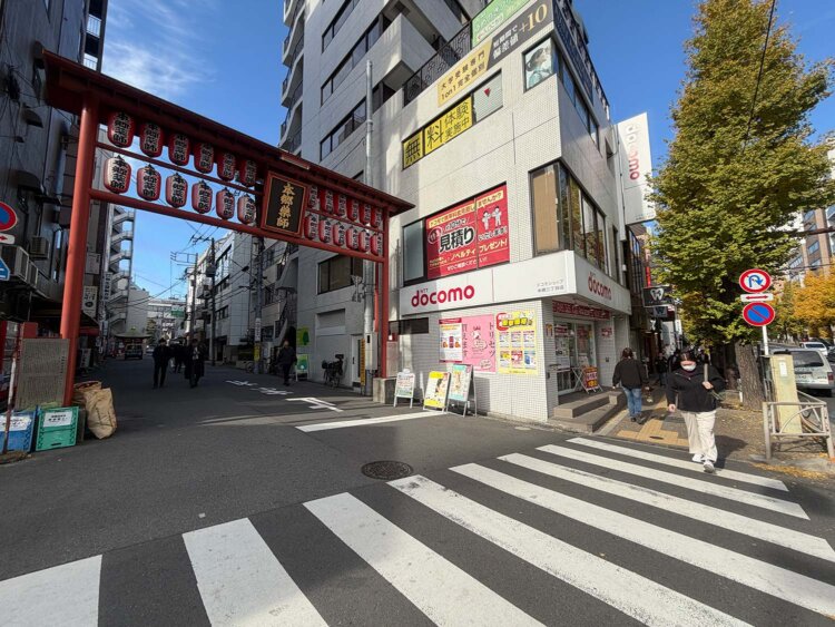 本郷薬師のすぐ目の前、現在の交差点角付近に「燕楽軒」があった。