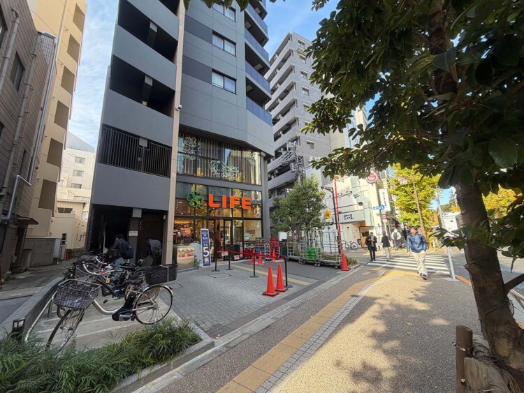 「ライフ 本郷三丁目駅前店」の敷地およびその周辺は宇野千代の旧居跡だった。