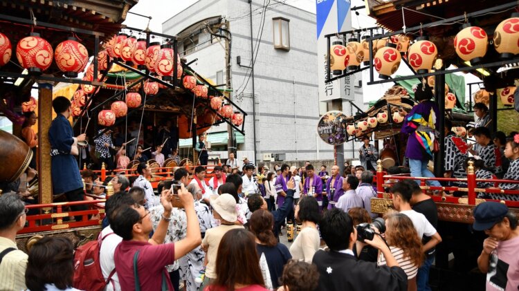 交差点でお囃子の競演が繰り広げられる「四町叩き合い」は実に圧巻！