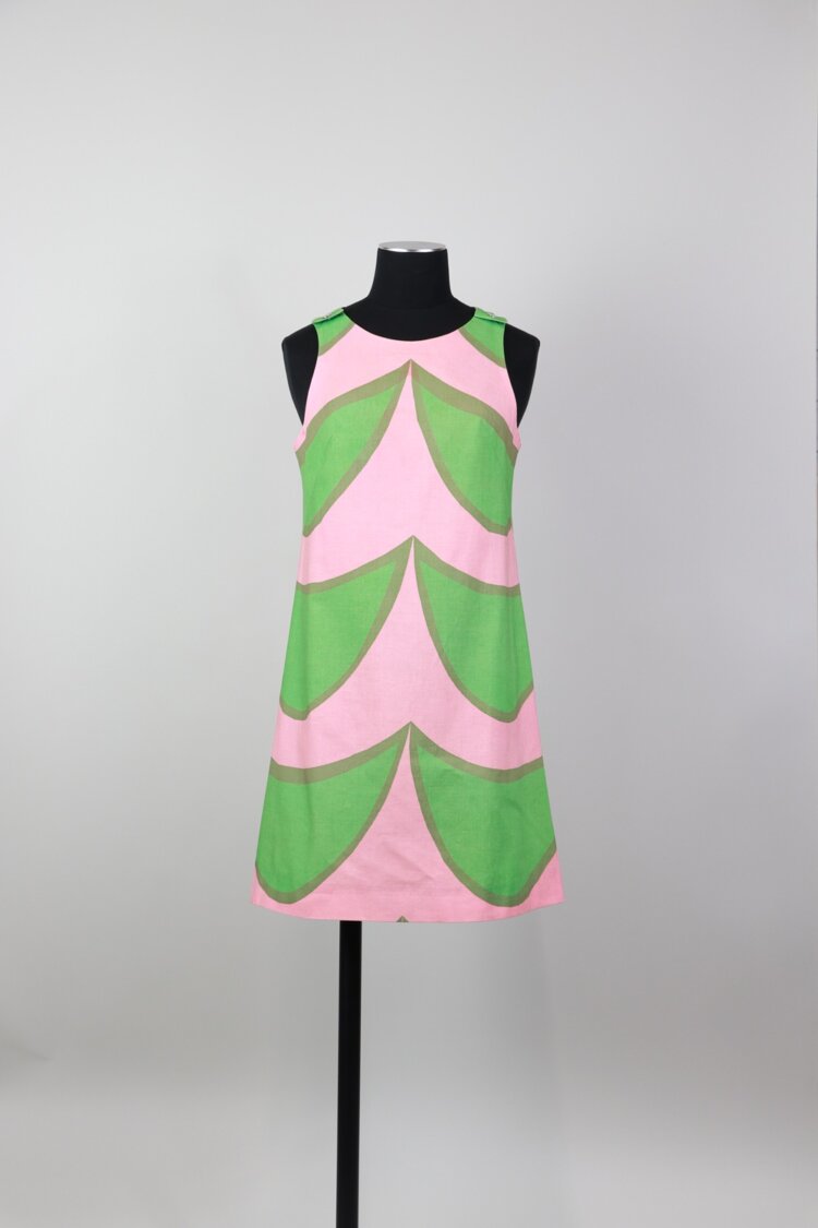 図案・ドレス：アンニカ・リマラ《イソ ライネ》1965年/《ナッピメッコ》1967年 （C）Marimekko Oyj Suomi-Finland Annika Rimala 1965/1967