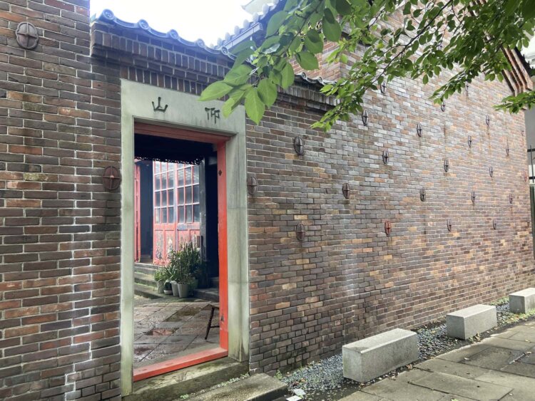 外壁。煉瓦が崩れないための「螞蝗攀」と呼ばれる金属製の鋲で留められている。