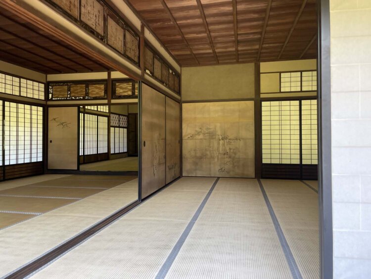 建物内の襖絵は複製だとか。もちろんこの距離では全くわからない。