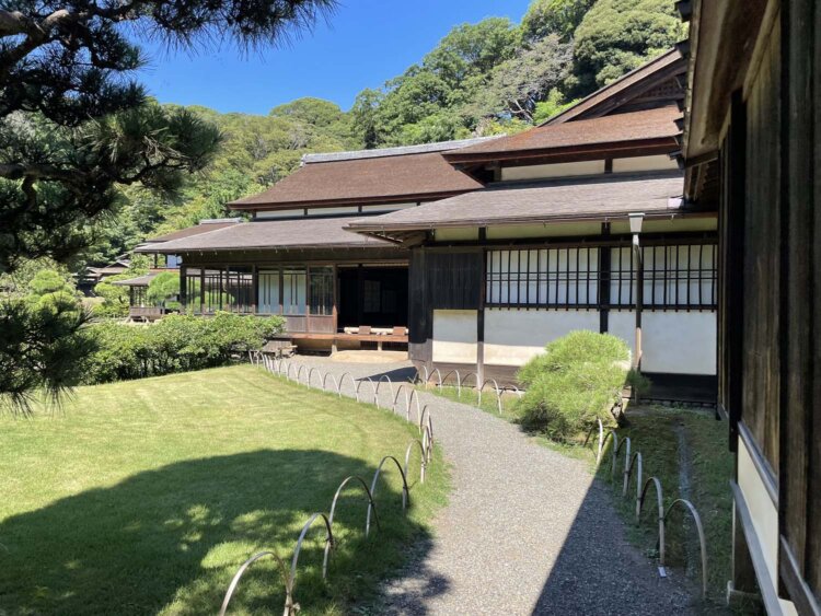 臨春閣。右手前から第一屋、第二屋。