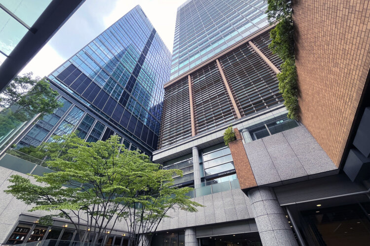 三菱UFJ信託銀行本店ビルは一部吹き抜け。