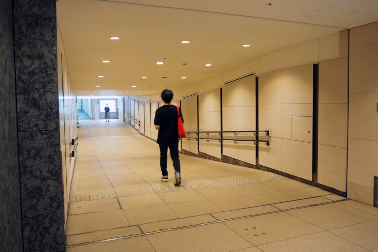 新丸ビルと三菱UFJ信託銀行本店ビルの間。一度下ってまた上る。
