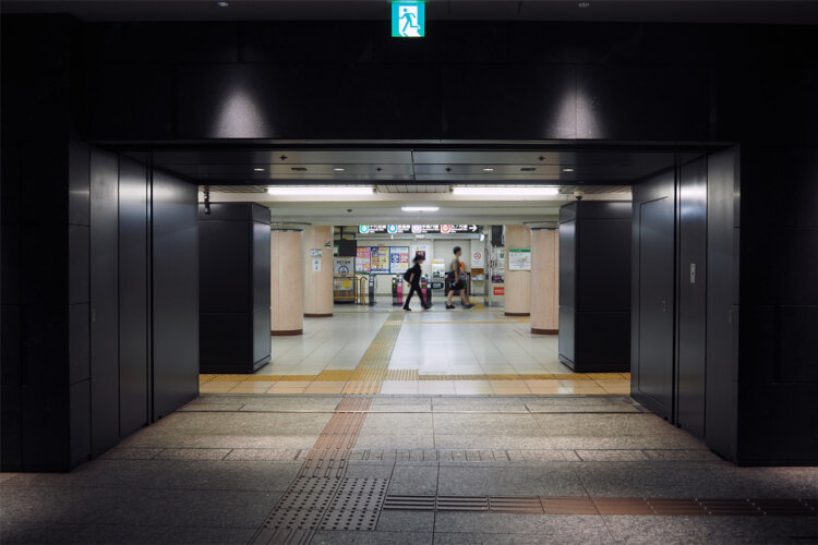 オマケ。みずほ丸の内タワーから見た三田線大手町駅の改札。