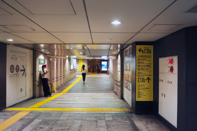 大手町交差点の地下、『パレスホテル東京』方面へ向かう通路の微妙な高低差。