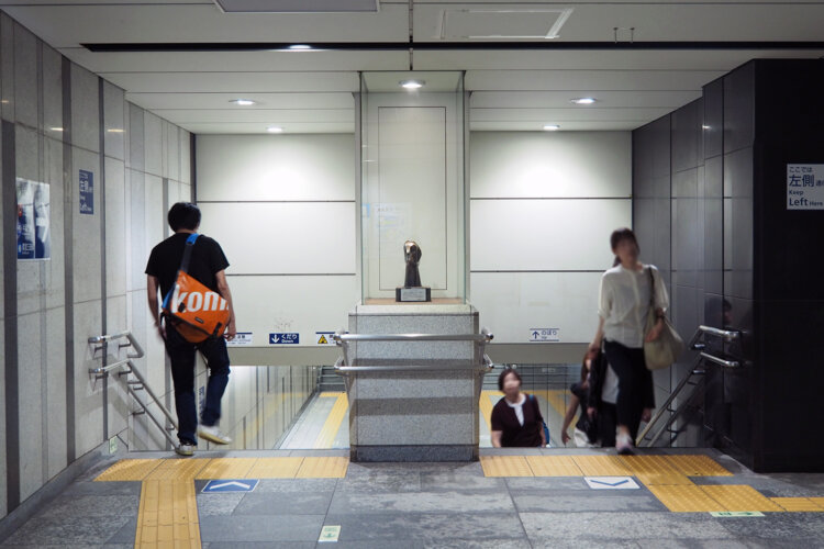 ガラスケースの中にはマーキュリー像。反対側にも対になるように展示されている。