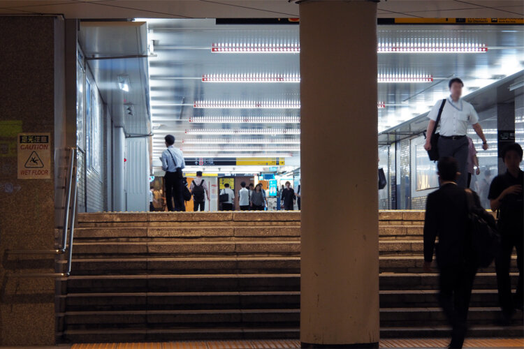 真ん中の通路。天井の一風変わった照明が妙に印象に残るのは筆者だけ？