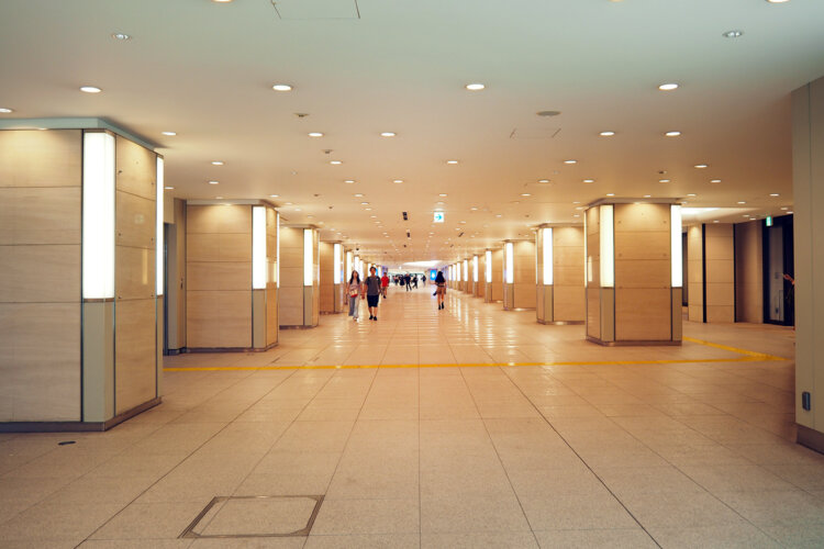 駅間の広場の北端から南を見渡したところ。