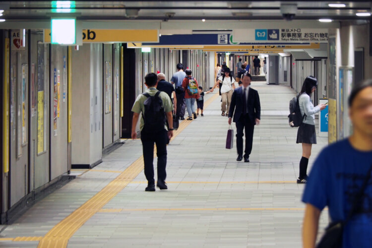 日比谷通り地下。一直線とはいえ途中に改札があったり道幅も変わったりで雰囲気も違う。