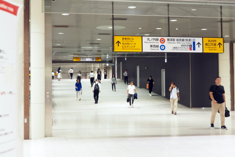 京葉地下丸の内口の改札を出ると正面に見えるゲレンデ。