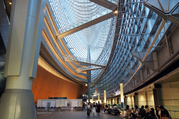 東京国際フォーラムのガラス棟ロビーは、地下だけど開放感ある吹き抜け。