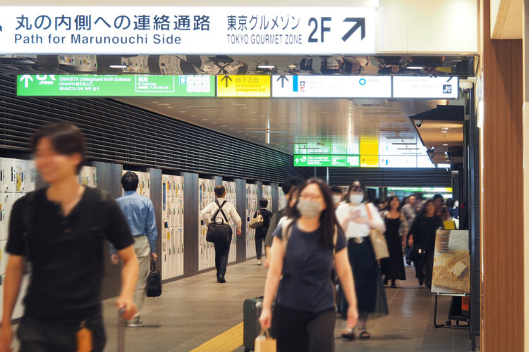 大量のコインロッカーが並ぶ北地下自由通路。