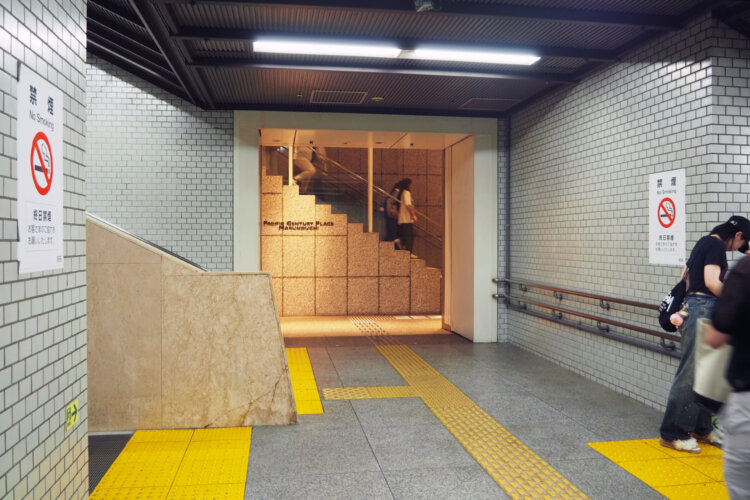 パシフィックセンチュリープレイス丸の内への入り口。