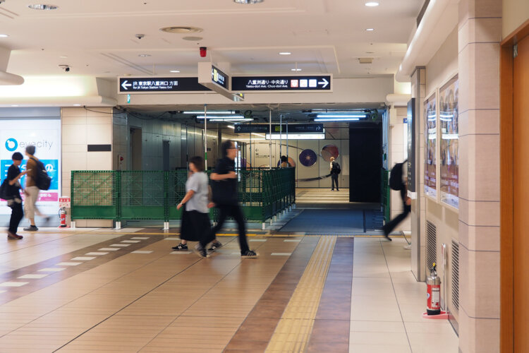 ヤエチカの八重洲通りからトフロム地下（バスターミナル）につながる出入り口。トフロム開業前に撮影。