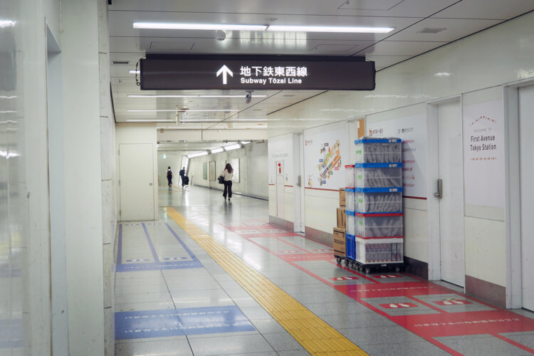 駅前の喧騒を抜けると一気に通路然として、さみしい気分になる。