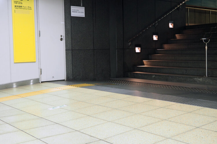 道ゆく人々に「コイツはいったい何を撮ってんだ」と訝しげな顔をされながら撮影。