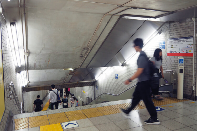日比谷交差点の北東側から南を見る。まあまあ傾斜のキツい階段のように思われる。