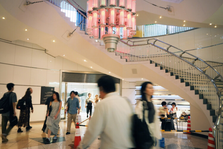 JR有楽町駅前の広場と東京交通会館地下との接続部分。
