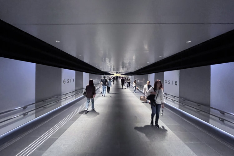 GINZA SIXにつながる、あづま通りの地下に設けられた通路。