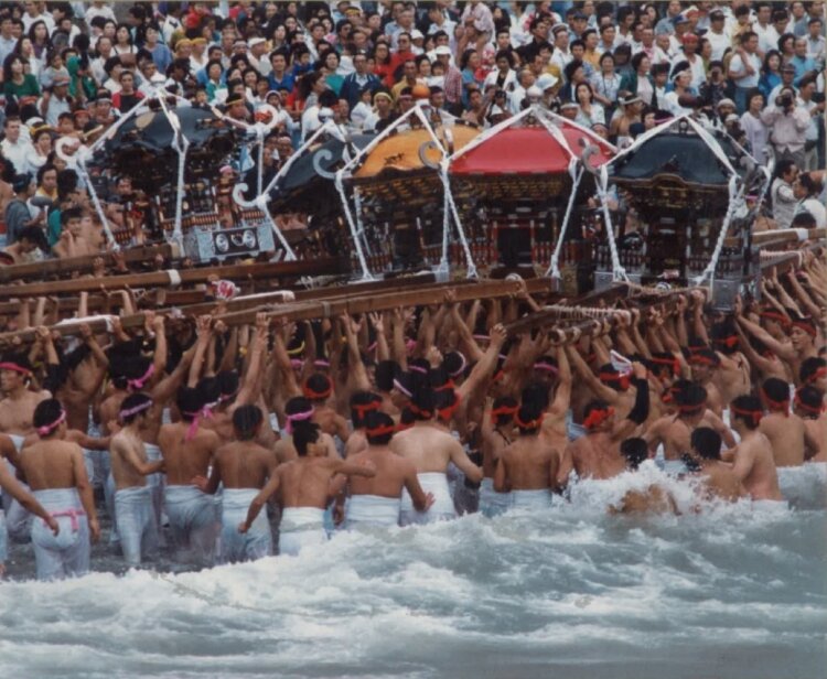 海の中で神輿をもみ合う「汐ふみ」は必見！「大原はだか祭り」がいすみ市の大原海水浴場ほかで9月23・24日に開催
