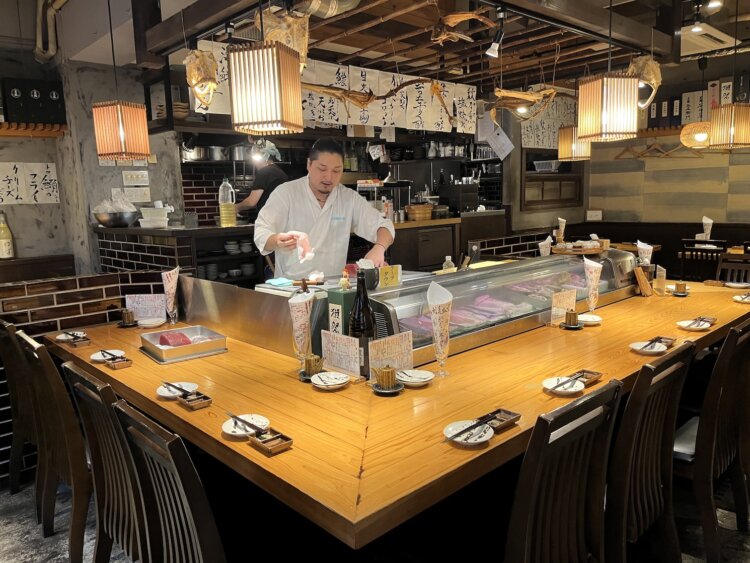 落ち着いたトーンで、ゆったりとした店内。カウンターでは店長の加藤朝規さんが腕を振るう。
