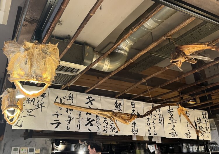 カウンターの上には魚の骨のオブジェが。