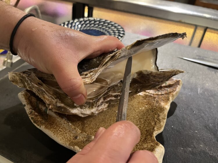 牡蠣を剥くのも目の前で。食欲がより掻き立てられる。