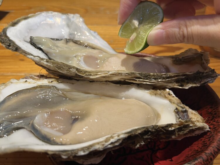 フルーティで爽やかな酸味のスダチで、牡蠣をもっと風味豊かに。