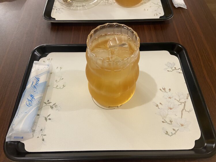 中国茶の店のピーチウーロン茶。季節ごとのメニューも気になる。