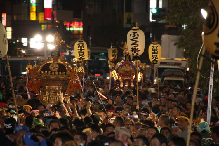 東京を代表する繁華街・池袋駅周辺に15基の御輿が集まり、身動きできないほど多くの人でごった返す。