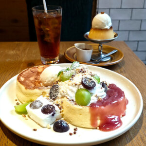 人気のぷるふわパンケーキとプリンは悶絶級のおいしさ『HEARTH SMOKED GRILL＆GALETTE』〜黒猫スイーツ散歩 池袋編7〜