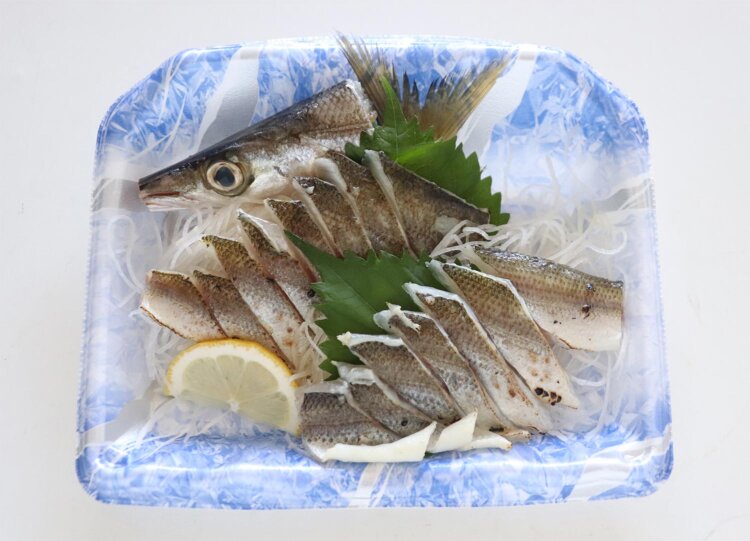 この日は下関沖で水揚げされたカマスが刺身で。魚種や価格は季節で変化する。